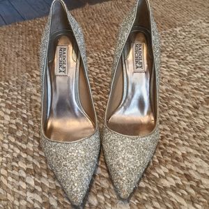 Gold sparkly high heeled pumps